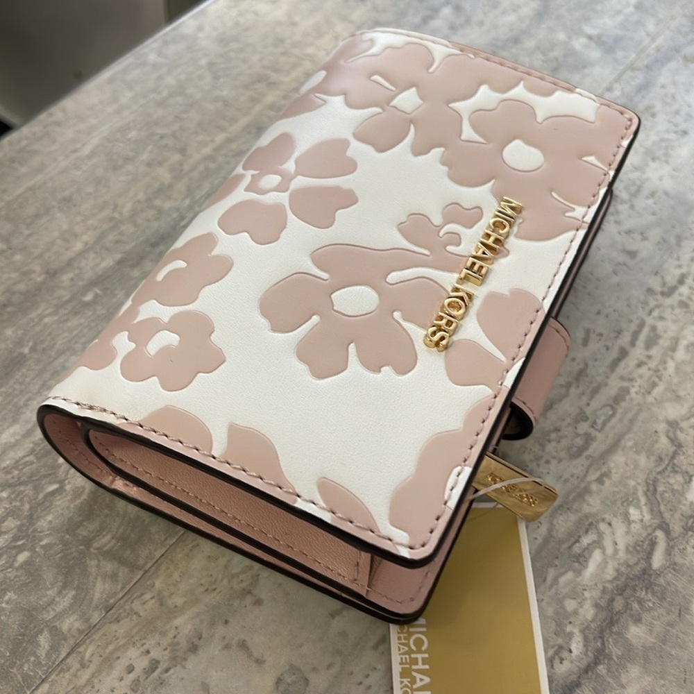 Michael Kors Jet Set Medium Floral Print Bi-Fold Wallet
POWDER BLUSH
NWT - Picture 12 of 16